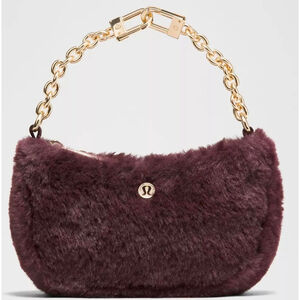 City Essentials Nano Shoulder Bag
Plush Fleece.